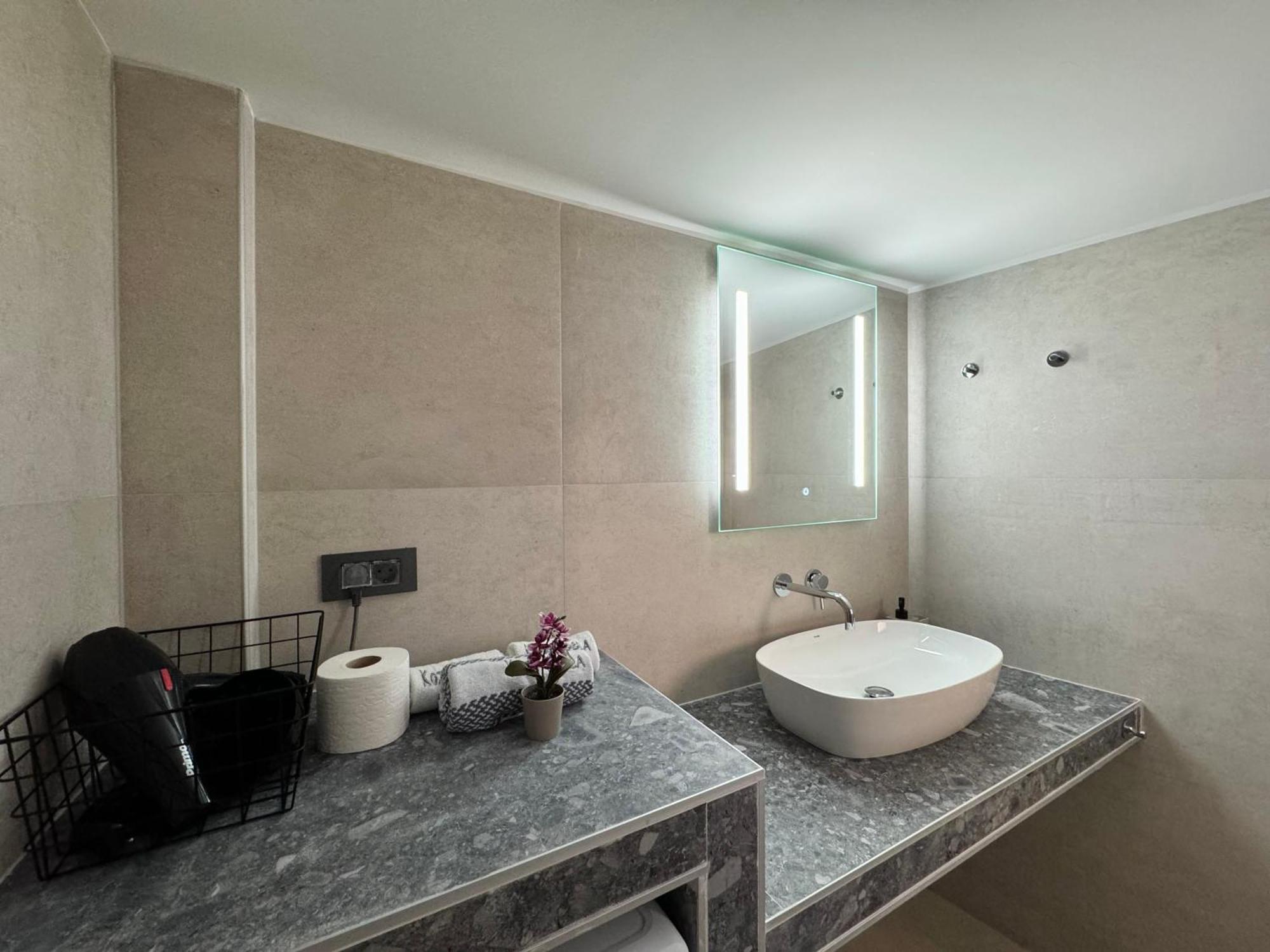 Spacious Apartment Near Monastiraki By Kozy Koala Athen Eksteriør bilde